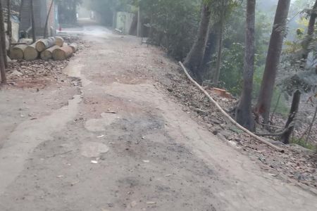 মধুখালী মধ্য আড়পাড়া আল-আকসা জামে মসজিদের সামনে পাকা রাস্তার বেহাল দশা,ঝুঁকিতে চলাচল করছে যানবাহন ও পথচারী