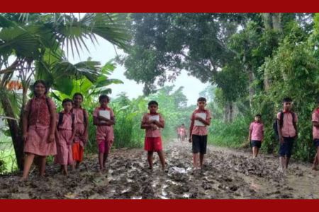 মধুখালী কাঁদা-পানি ভেঙ্গে বিদ্যালয়ে যেতে হয় শিক্ষার্থীদের