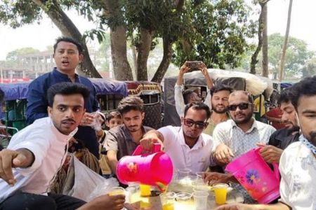 মধুখালীতে এসএসসি পরীক্ষার্থী ও অভিভাবকদের মাঝে শরবত বিতরণ করে প্রশংসা কুড়িয়েছে মধুখালী উপজেলা ও পৌর ছাত্রদল
