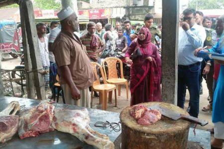 মধুখালী উপজেলার বাগাট বাজারে পচা মাংস বিক্রির অভিযোগে ভ্রাম্যমাণ আদালতের অভিযান ,ব্যবসায়ীকে জরিমানা