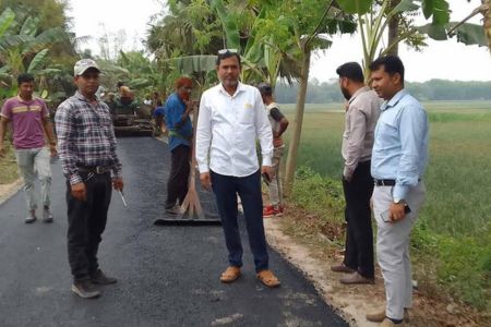 মধুখালীতে বীরশ্রেষ্ঠ মুন্সী আব্দুর রউফ বাসভবনের পাকা সড়কের সংস্কার ও ঢালাইয়ের কাজ শুরু