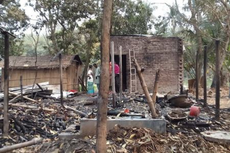 দিনমজুর মিঠুর বাড়ি আগুনে পুড়ে ছাই