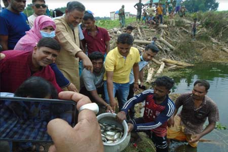 মধুখালীতে উন্মুক্ত জলাশয়ে মাছের পোনা অবমুক্তকরন