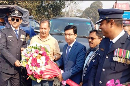 তথ্যমন্ত্রীকে ফুল দিয়ে বরন