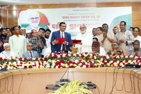 অবৈধ পয়সা আয় করতে চাই না, কর্মকর্তারাও যেন না করে - মঞ্জু