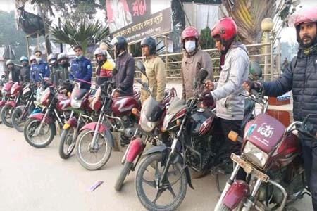 হেলমেটধারী বাইকচালক