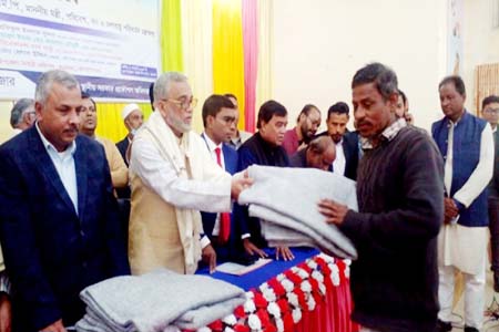 মৌলভীবাজারে শীতার্তদের মাঝে কম্বল বিতরণ করলেন পরিবেশমন্ত্রী