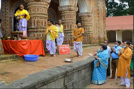 প্রাণঘাতী করোনার প্রাদুর্ভাব হতে মুক্তিলাভ চেয়ে বিশেষ প্রার্থনা এমপি গোপালের