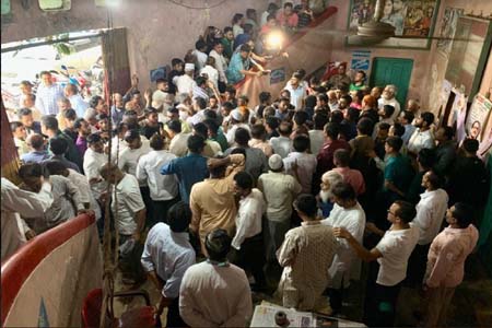 দর্শকদের উপচে পড়া ভিড়