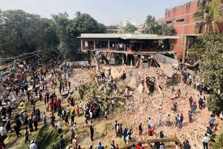 ধানমন্ডি শেখ মুজিবুর রহমানের বাড়ীর ধ্বংসস্তূপ থেকে ইট, রড খুলে নিচ্ছে দিন মজুরেরা
