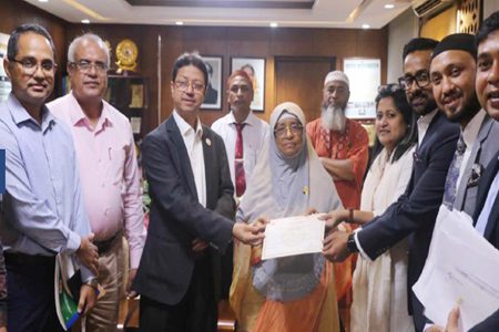 বাংলাদেশ শ্রমিক কল্যাণ ফাউন্ডেশনে গ্রামীণফোনের প্রায় ২৬ কোটি টাকার চেক হস্তান্তর