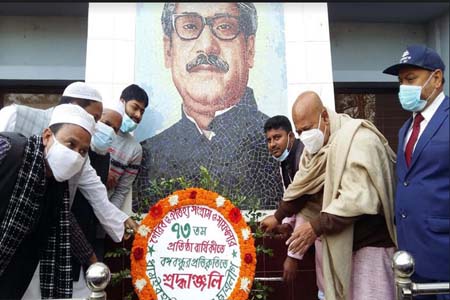ধামইরহাটে প্রতিষ্ঠা বার্ষিকীতে বঙ্গবন্ধুর প্রতিকৃতিতে শ্রদ্ধা জানানো উপজেলা ছাত্রলীগ