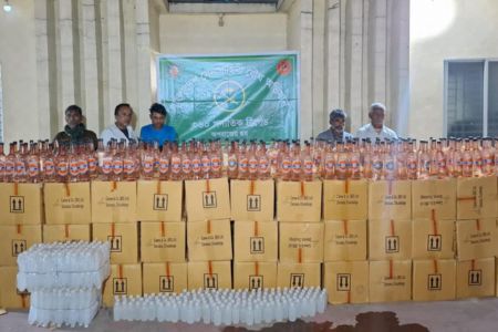 নবীগঞ্জে সেনাবাহিনীর মাদক বিরোধী অভিযানে  বিপুল পরিমাণের মদ, নগদ টাকা সহ ৫ জন আটক