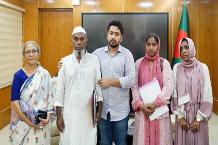 রক্তমাখা শার্ট দেখিয়ে কান্নায় ভেঙে পড়েন গণঅভ্যুত্থানে নিহত মিরাজের বাবা