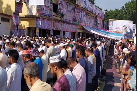 ফরিদপুরে বিএনপি নেতাকর্মীরা সমাবেশের মাঠেই জুমার নামাজ পড়লেন