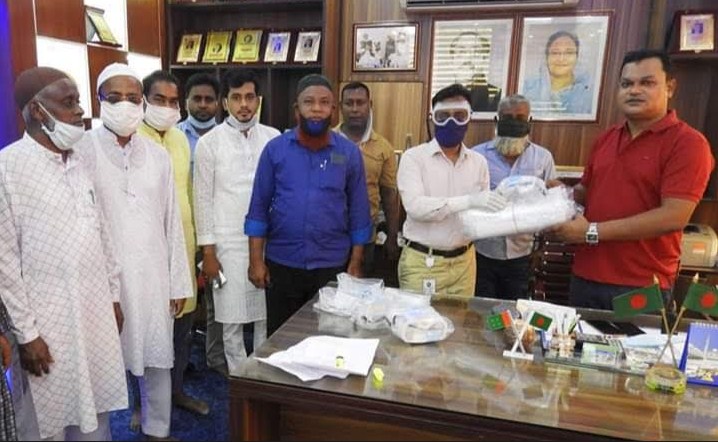 নন্দীগ্রামে  চিকিৎসকদের মাঝে আওয়ামীলীগ নেতার সুরক্ষা সামগ্রী বিতরন