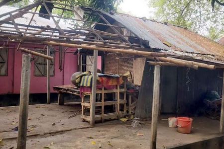 নড়াইলে টাকা না পেয়ে ঘরের টিন খুলে নিল পাওনাদার