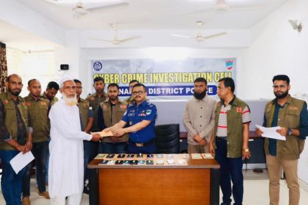 নড়াইলে হারিয়ে যাওয়া মোবাইল ও নগদ টাকা আনুষ্ঠানিক ভাবে হস্তান্তর করলেন এসপি 
