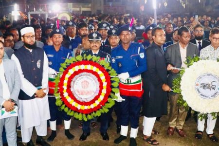 নড়াইলে পুষ্পস্তবক অর্পণ করেন এসপি আল মামুন শিকদার