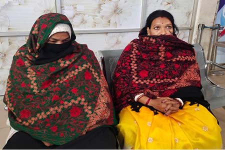 চেকপোস্ট কাস্টমসে দুই ভারতীয় নারীর