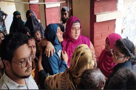 নাতনির চোখের সামনে স্ত্রীর গলায় ছুরি চালাল স্বামী