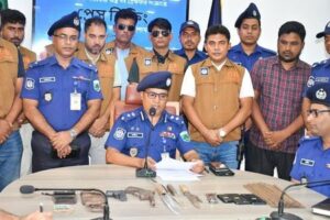 নওগাঁর মান্দায় যুবককে লক্ষ্য করে গুলি আগ্নেয়াস্ত্রসহ গ্রেপ্তার ২