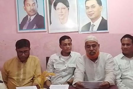 নওগাঁ-২ আসনের সাবেক এমপি সামসুজ্জোহা খানের বিরুদ্ধে বিভিন্ন ফেসবুকে মিথ্যা প্রপাগান্ডা ছড়ানোর প্রতিবাদে সংবাদ সম্মেলন অনুষ্ঠিত