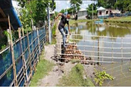 নির্দেশ অমান্য করে যাতায়াতের পথে বেড়া দিয়ে অবরুদ্ধ রেখেছে ১০ টি পরিবার