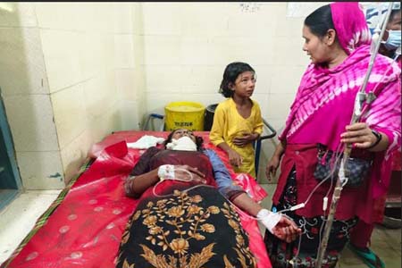 নেশার টাকার জন্য স্ত্রীকে গলা কেটে হত্যার চেষ্টা