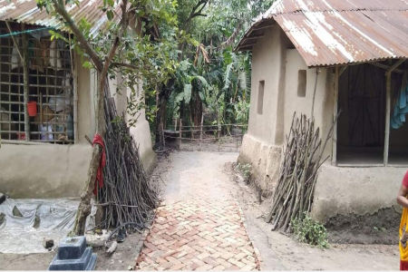ঝিনাইদহে রাস্তা নির্মাণ নিয়েও কাঁদা ছোড়াছুড়ি