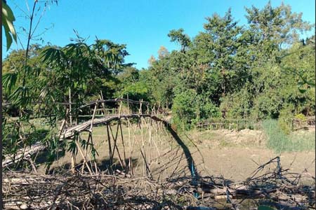 নদীর ওপরে নেই কোনো সেতু