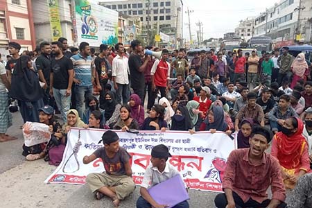 নোয়াখালীতে মা-মেয়েকে কুপিয়ে হত্যা, বিচারের দাবিতে রাস্তায় দাঁড়ালেন শিক্ষার্থীরা