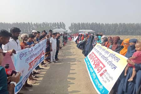 সুবর্ণচরে প্রকৃত ভূমিহীনদের নামে বন্দোবস্ত দেয়ার দাবিতে মানববন্ধন ও বিক্ষোভ