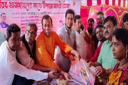 নোয়াখালীতে ২২ পূজা মন্ডপে নগদ অর্থ-উপহার সামগ্রী বিতরণ