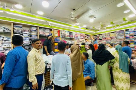নবীগঞ্জে জমে উঠেছে ঈদের মাকের্ট, ক্রেতাদের উপচেপড়া ভীড়