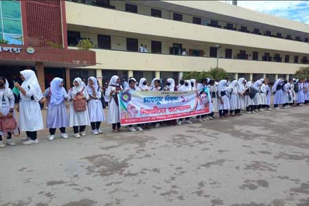 পদত্যাগের দাবিতে রাস্তায়