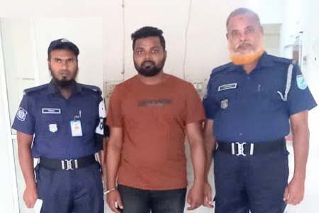 ব্যবসায়ীকে ধরে পুলিশে