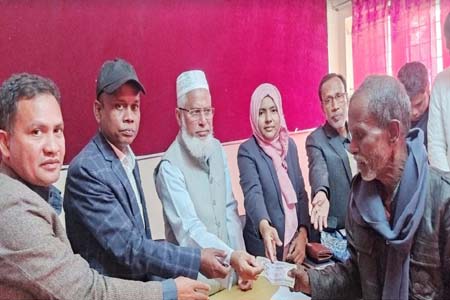 ধামইরহাটে ক্ষুদ্র নৃ-গোষ্ঠী শিক্ষার্থী ও দুঃস্থ্যদের মাঝে সাড়ে ৪ লক্ষাধিক টাকা বিতরণ