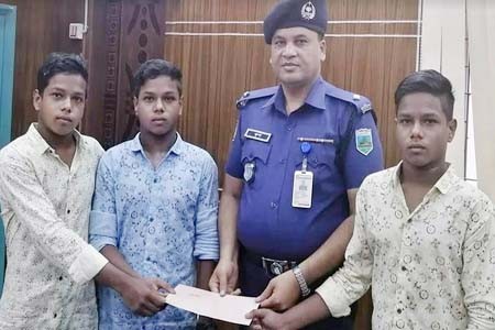 তিন যমজের লেখাপড়া