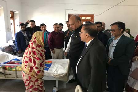 ঝটিকা অভিযানে কর্মক্ষেত্রে অনুপস্থিত কর্মকর্তাকে সাময়িক বরখাস্ত করেছেন স্বাস্থ্যমন্ত্রী