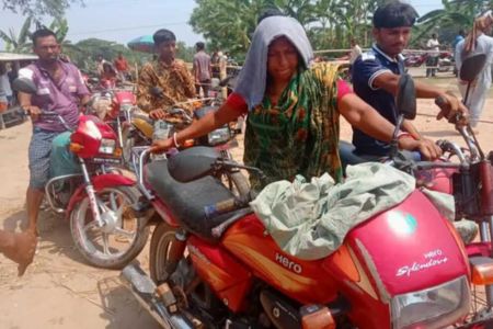 তেল সংকটে ছেলের জীবিকা বাঁচাতে তেলের লাইনে মা