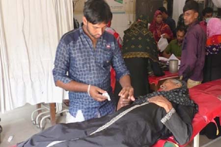 বৃদ্ধা মাকে নির্মমভাবে পিটিয়ে আহত