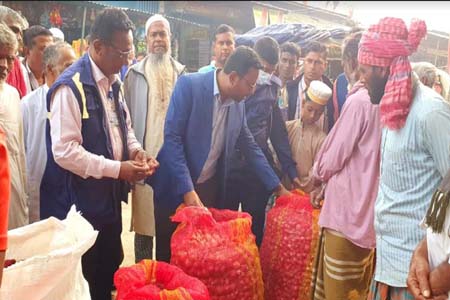 ফরিদপুরে পেঁয়াজের হাটে অভিযান,মণ প্রতি দাম কমলো আটশত টাকা