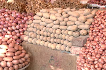 পেঁয়াজ ও আলুতে শুল্ক কমালো সরকার