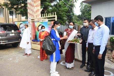 যশোরে স্বাস্থ্য বিধি মেনে দেড় বছর পর খুলেছে শিক্ষা প্রতিষ্ঠান