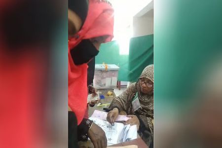 হাতিয়ায় প্রকাশ্যে ব্যালটে সিল মারায় সহকারী প্রিসাইডিং কর্মকর্তাকে অব্যাহতি