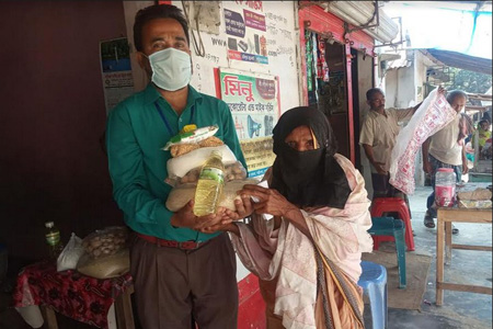 পত্নীতলায় সাংবাদিক মনিরুজ্জামান চৌধুরীর ব্যক্তিগত উদ্যোগে ত্রাণ বিতরণ