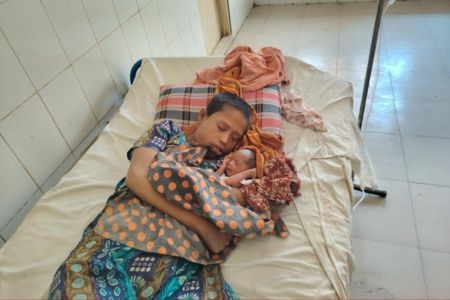 মা হয়েছে পাগলী বাবা হয়নি কেউ