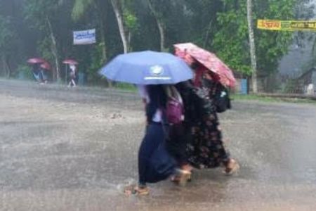 ‎বঙ্গোপসাগরে সৃষ্ট নিম্নচাপ ও বৃষ্টিতে পাইকগাছায় বেড়েছে জনদুর্ভোগ