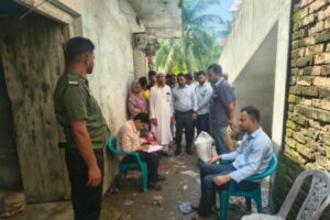 পাইকগাছায় খাদ্যবান্ধব কর্মসূচির চাল ওজনে কম দেওয়ায় দুই ডিলারকে জরিমানা